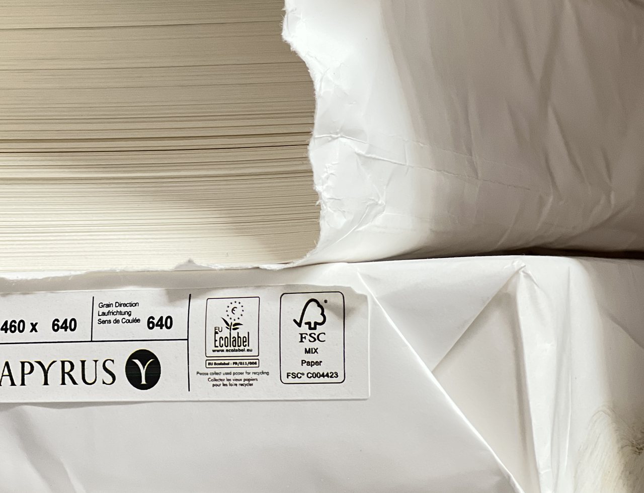 Papirbunker med FSC-merket papir på lageret